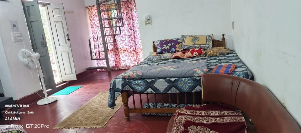 Photo of the whole room, Bedroom