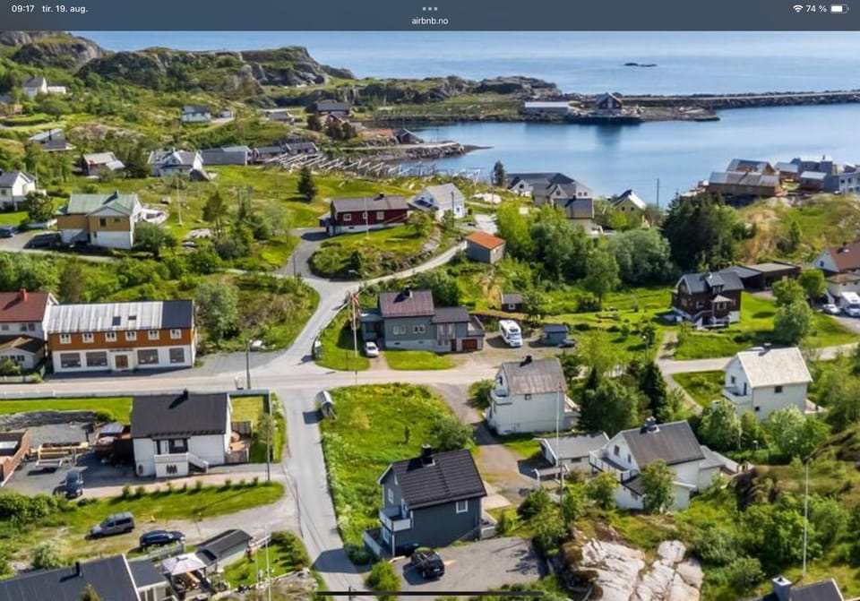 Property building, Day, Neighbourhood, Natural landscape, River view, Location