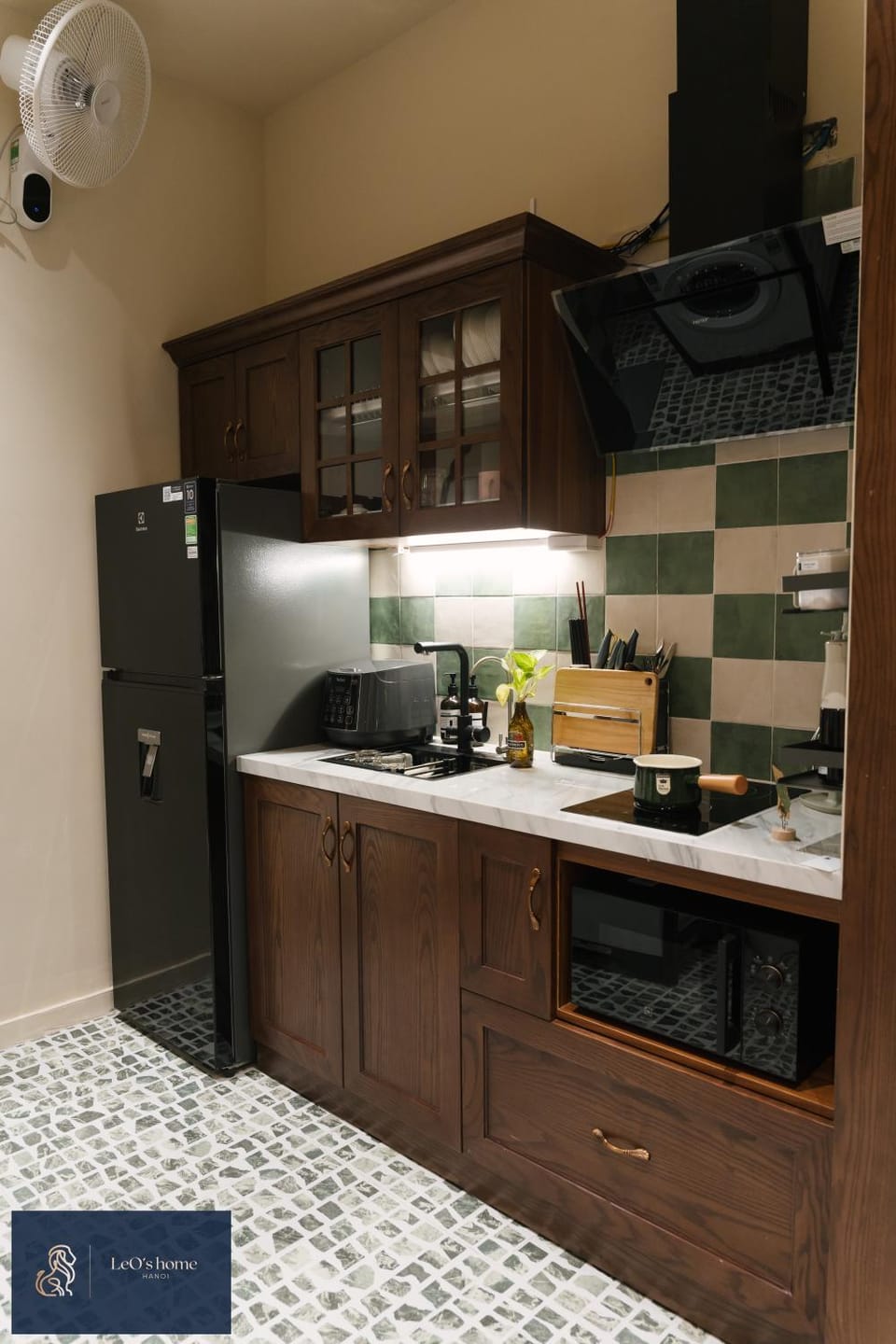 Kitchen or kitchenette, minibar, oven, stove