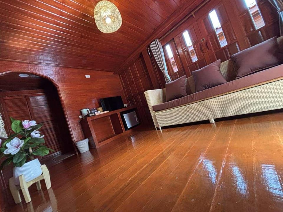 Guitar Thai Style Pool House Bed and Breakfast in Krabi Changwat