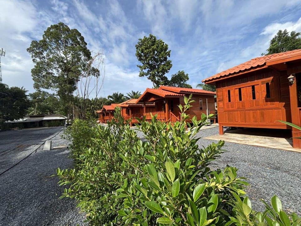 Guitar Thai Style Pool House Bed and Breakfast in Krabi Changwat