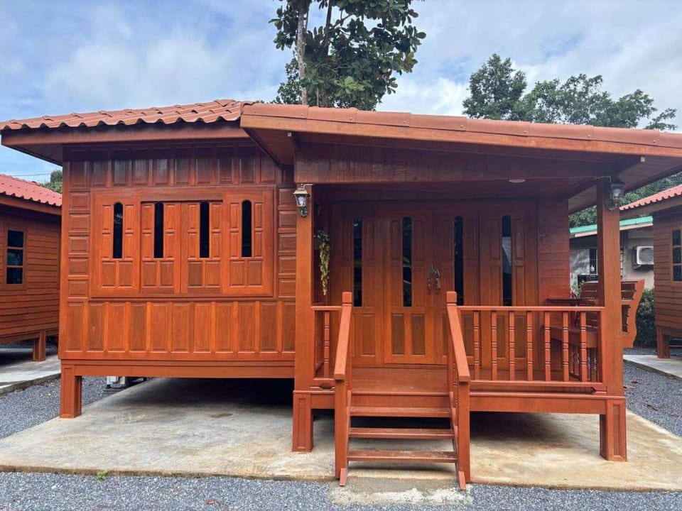 Guitar Thai Style Pool House Bed and Breakfast in Krabi Changwat