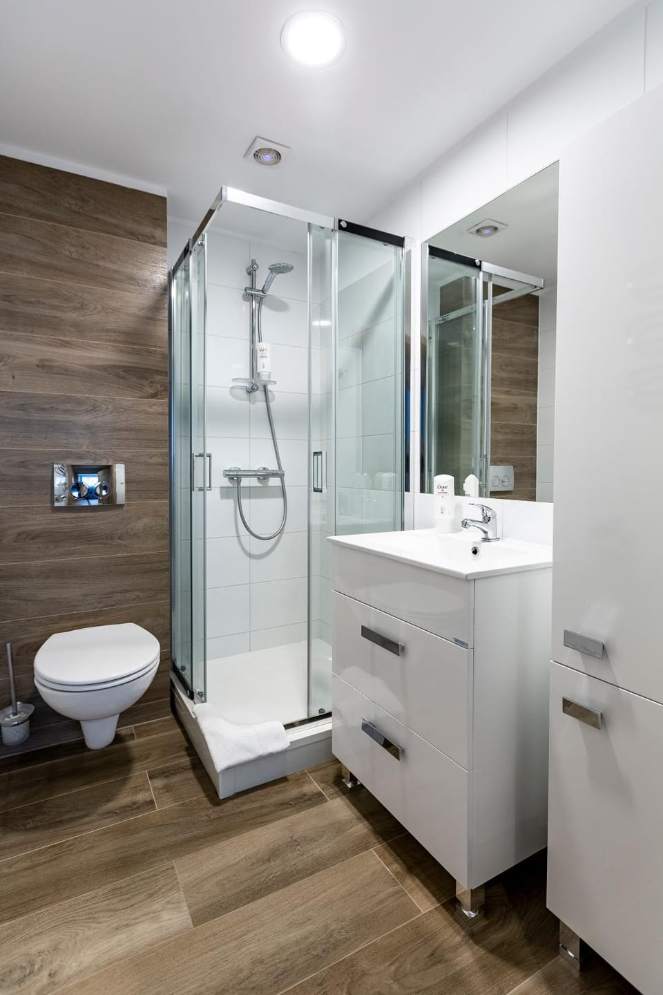 Shower, Toilet, towels