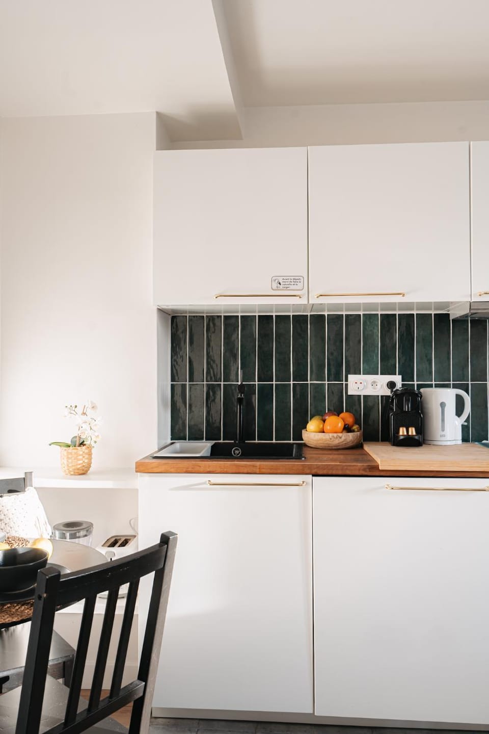 Coffee/tea facilities, Kitchen or kitchenette, Dining area, stove, toaster