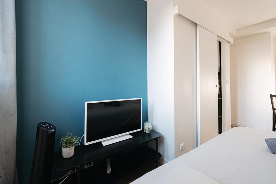 Communal lounge/ TV room, Bed, TV and multimedia, Photo of the whole room, Bedroom