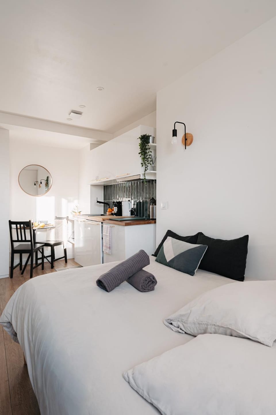 Bed, Living room, Photo of the whole room, Seating area, Dining area, Bedroom