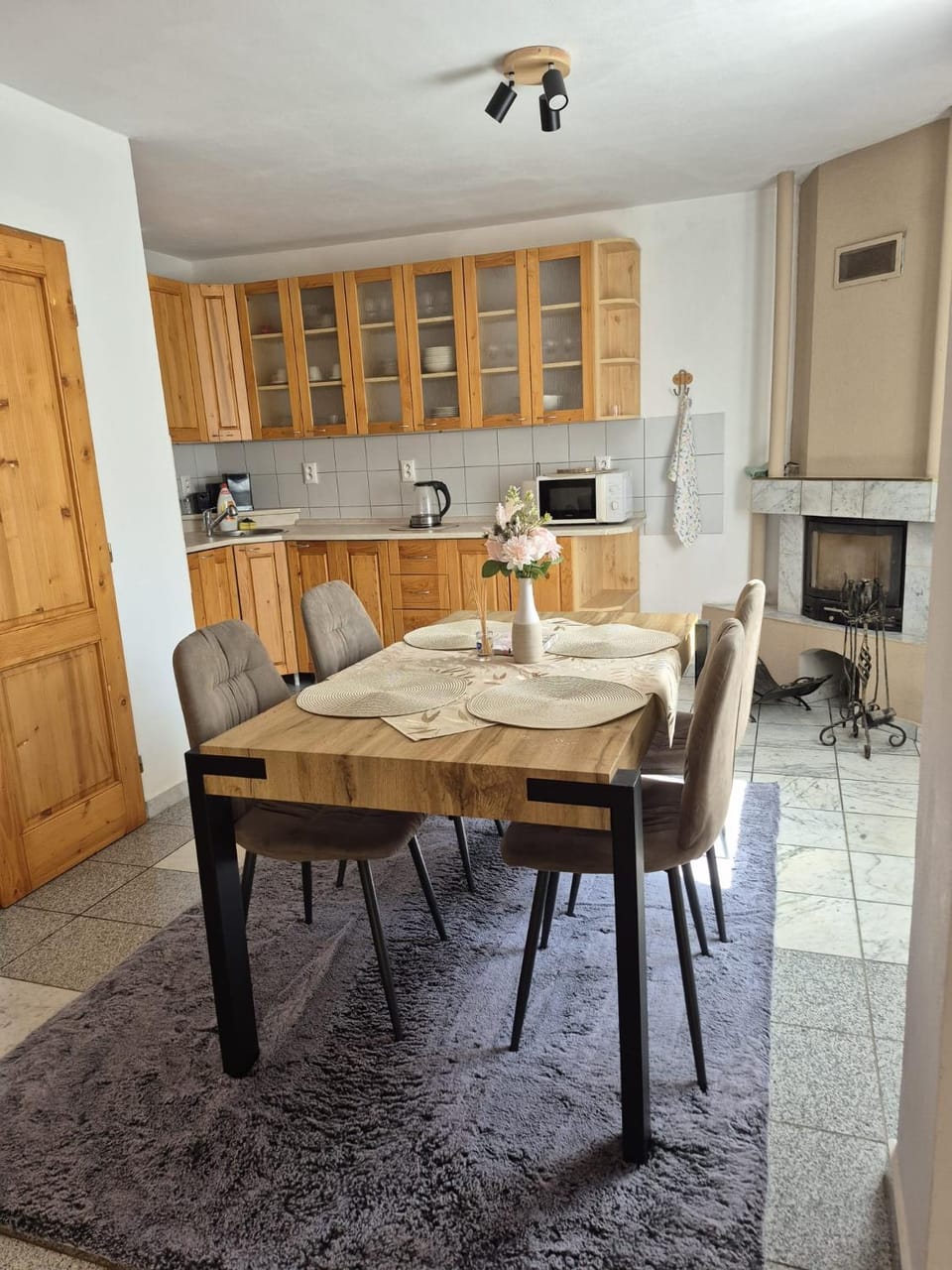 Kitchen or kitchenette, Dining area