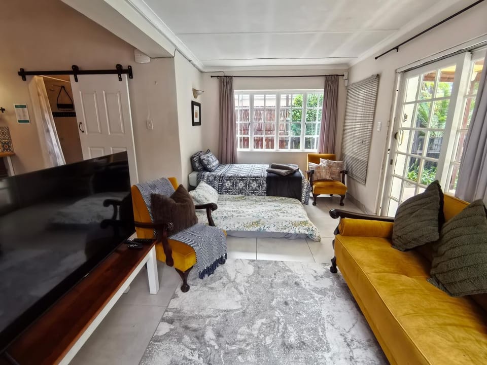 TV and multimedia, Living room, Seating area, Evening entertainment