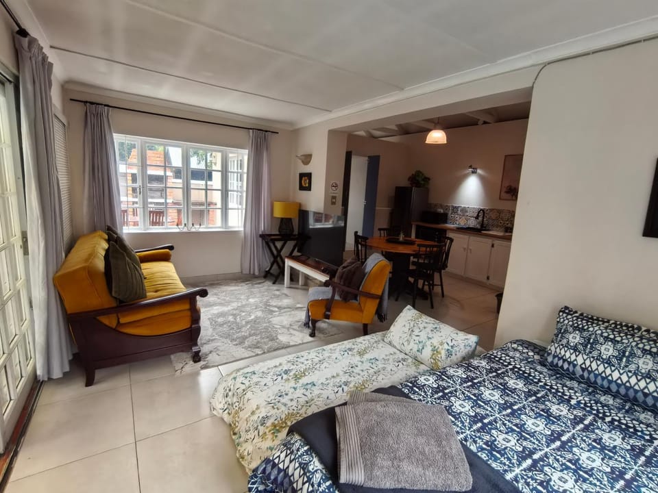 Bed, TV and multimedia, Living room, Photo of the whole room, Seating area