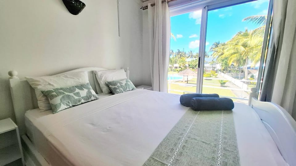 Bedroom, Pool view