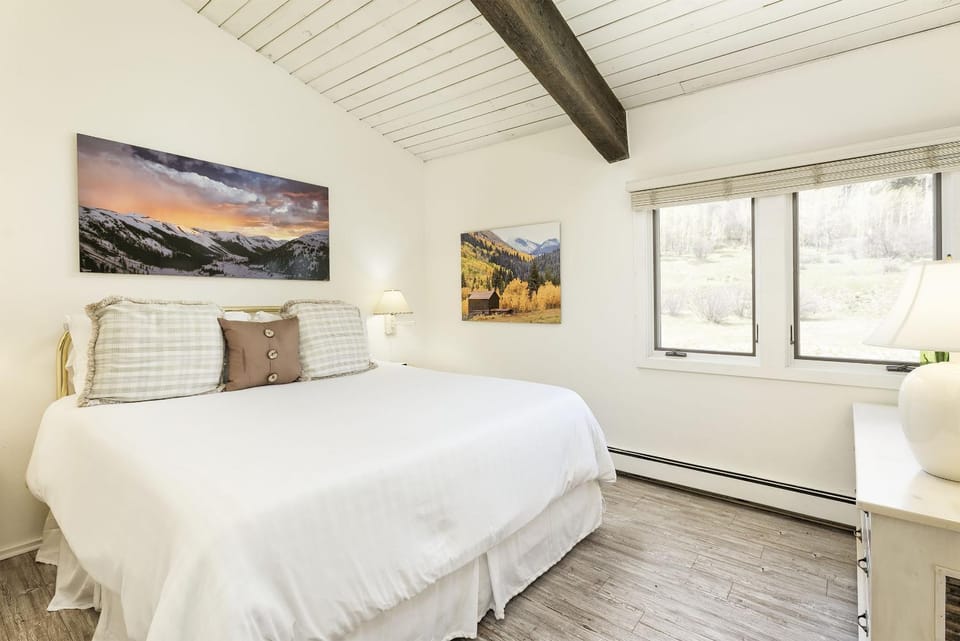 Snowmass 2BR Loft Retreat Deck, Fireplace & Views - 21E Apartment in Snowmass Village