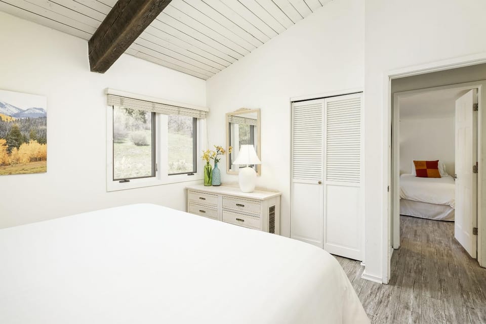 Snowmass 2BR Loft Retreat Deck, Fireplace & Views - 21E Apartment in Snowmass Village
