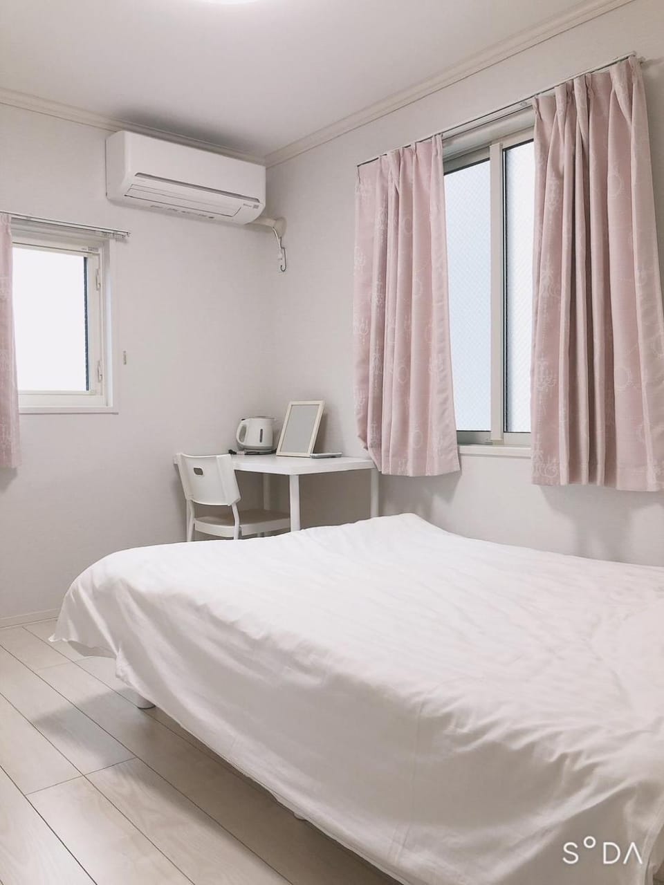Photo of the whole room, Bedroom, air conditioner