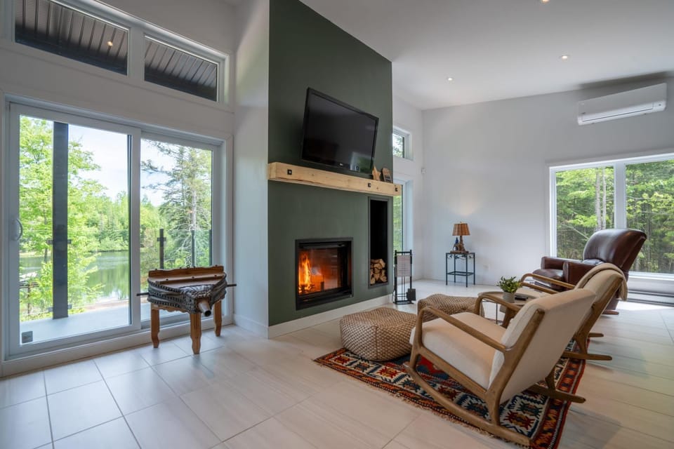 Spa et Private lake - Le Rocher du Lac House in Saint-Alexis-des-Monts