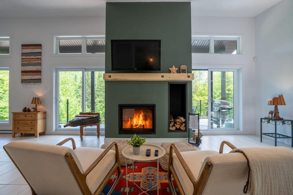 Spa et Private lake - Le Rocher du Lac House in Saint-Alexis-des-Monts