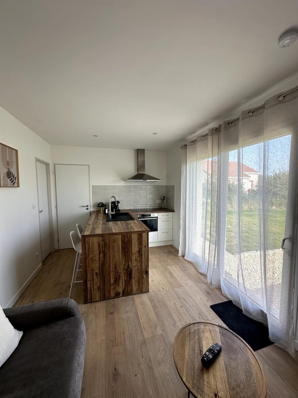 Kitchen or kitchenette, Dining area, stove