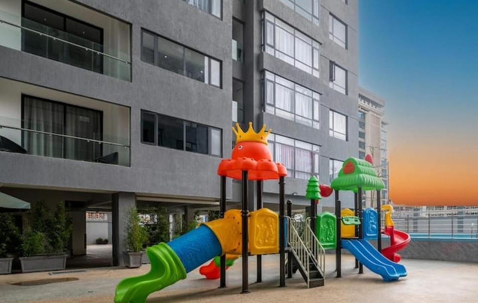 Elegant executive three bedroom apartment with breathtaking city views ,swimming pool ,fully equipped gym ,children playground and close to major shopping malls Apartment in Nairobi