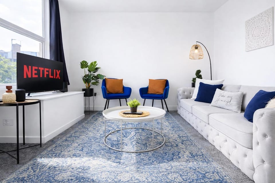 Communal lounge/ TV room, TV and multimedia, Living room, Seating area, Evening entertainment