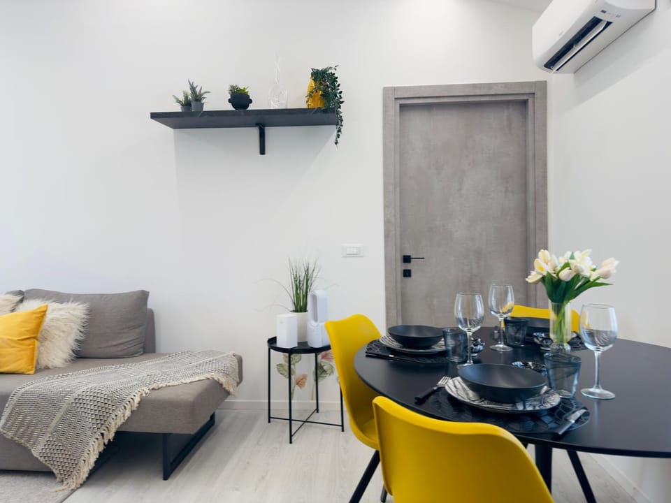 Living room, Seating area, Dining area, air conditioner
