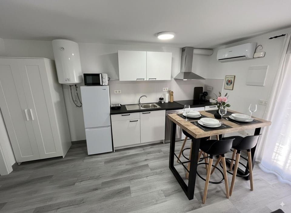 Kitchen or kitchenette, Dining area, stove, air conditioner