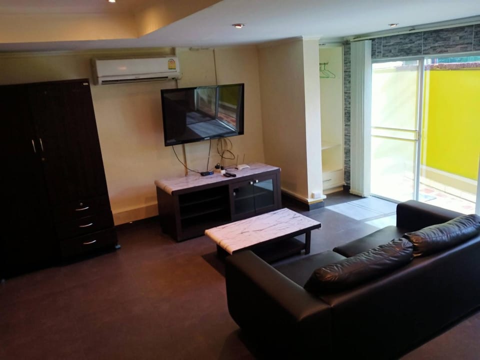 Communal lounge/ TV room, TV and multimedia, Living room