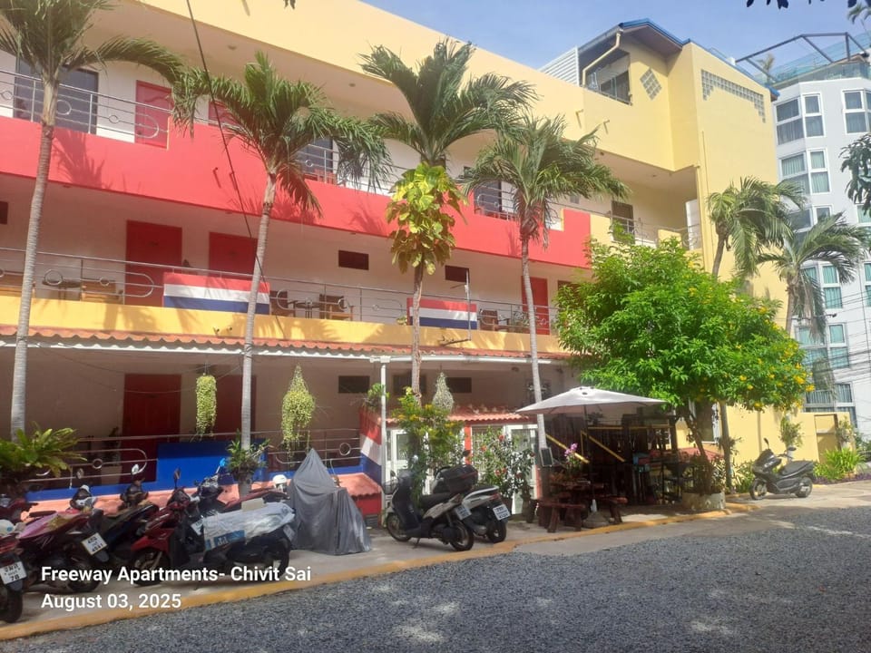 Neighbourhood, Summer, Inner courtyard view