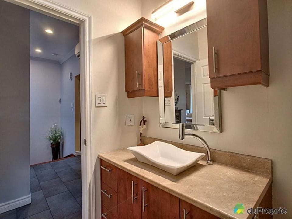 80m2 Vieux-Montreal, CHUM & metro 1 min, Parking Apartment in Laval