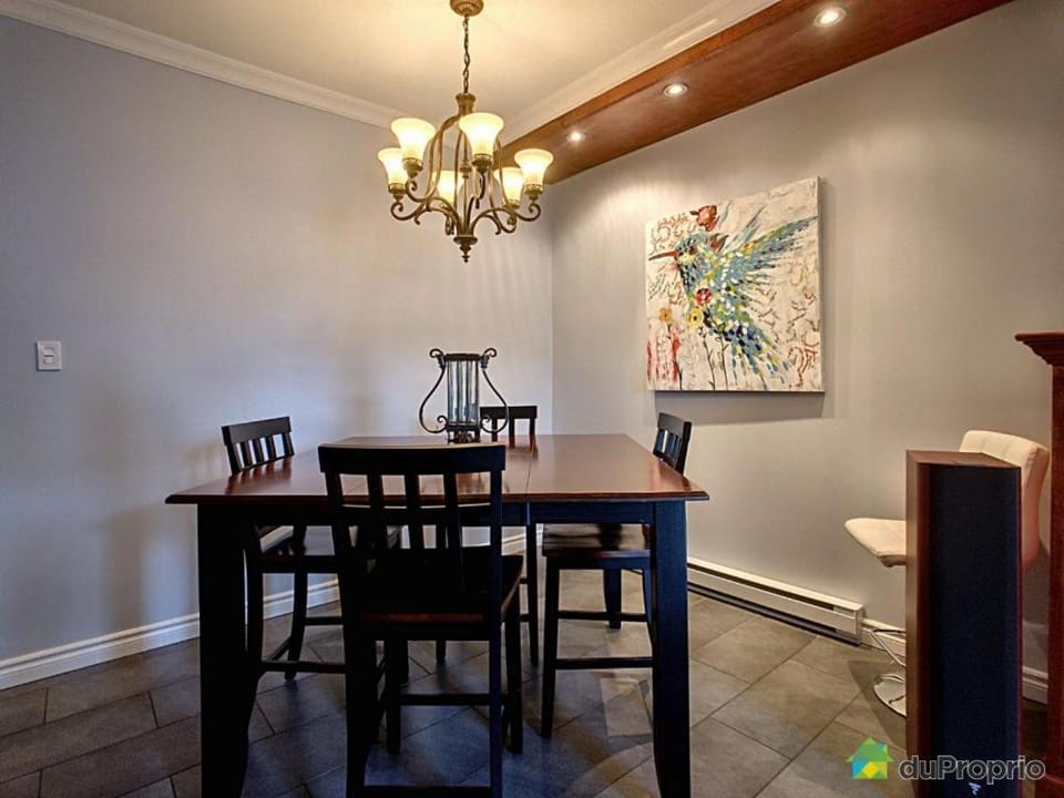 80m2 Vieux-Montreal, CHUM & metro 1 min, Parking Apartment in Laval