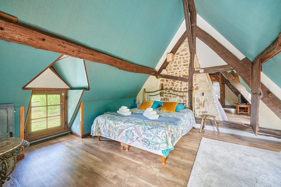 Photo of the whole room, Bedroom