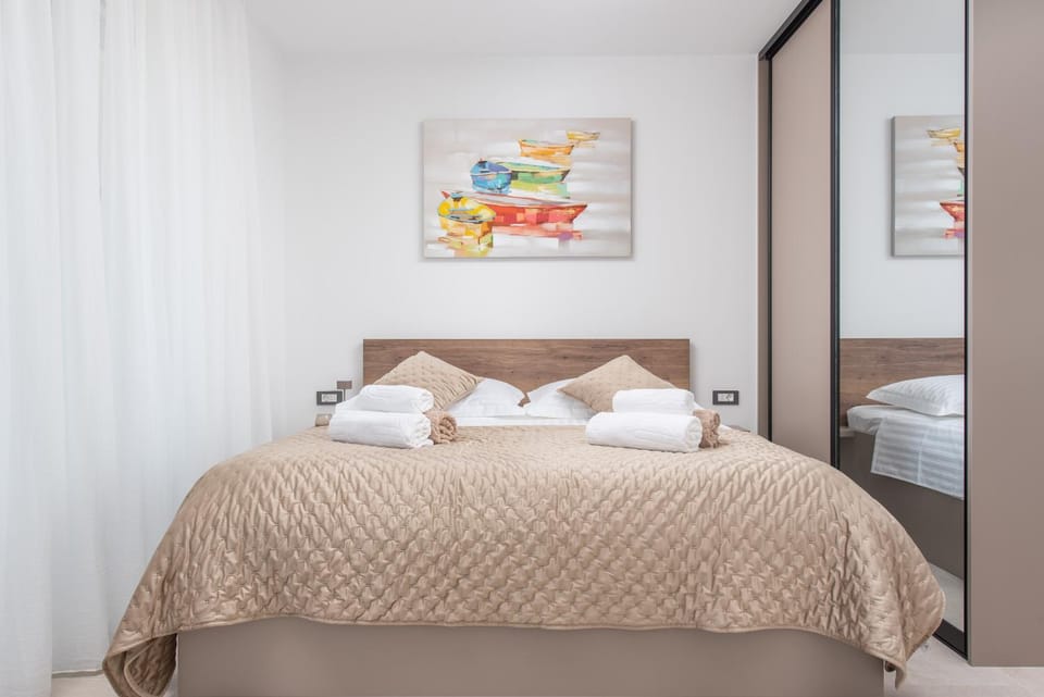 Bed, Bedroom, towels