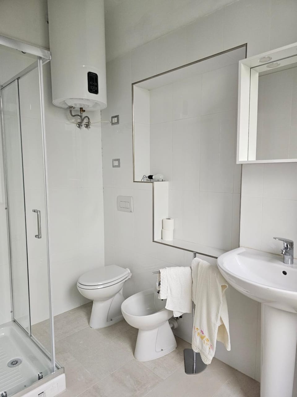 Shower, Toilet, Bathroom, bidet, towels