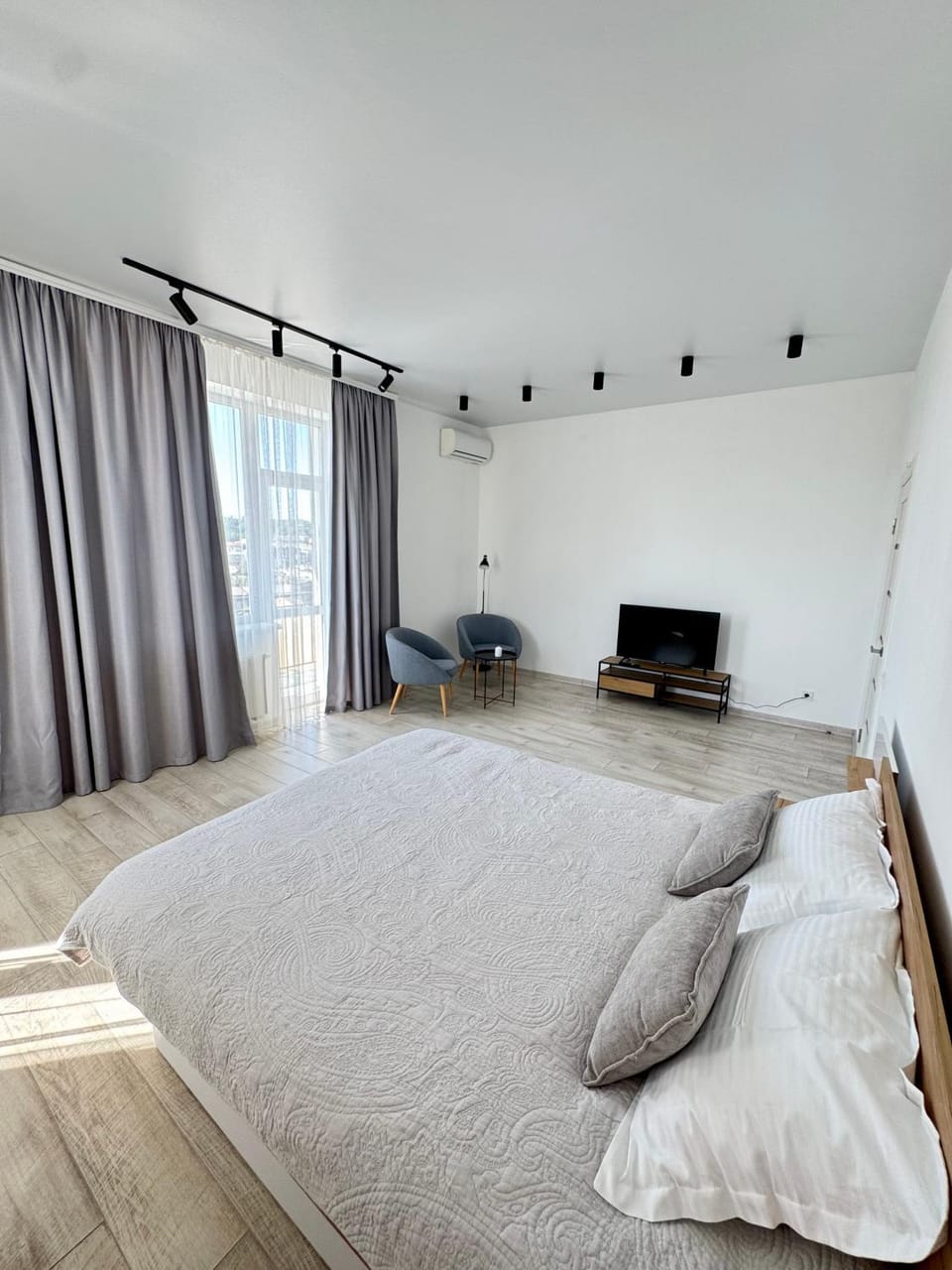 TV and multimedia, Photo of the whole room, Bedroom