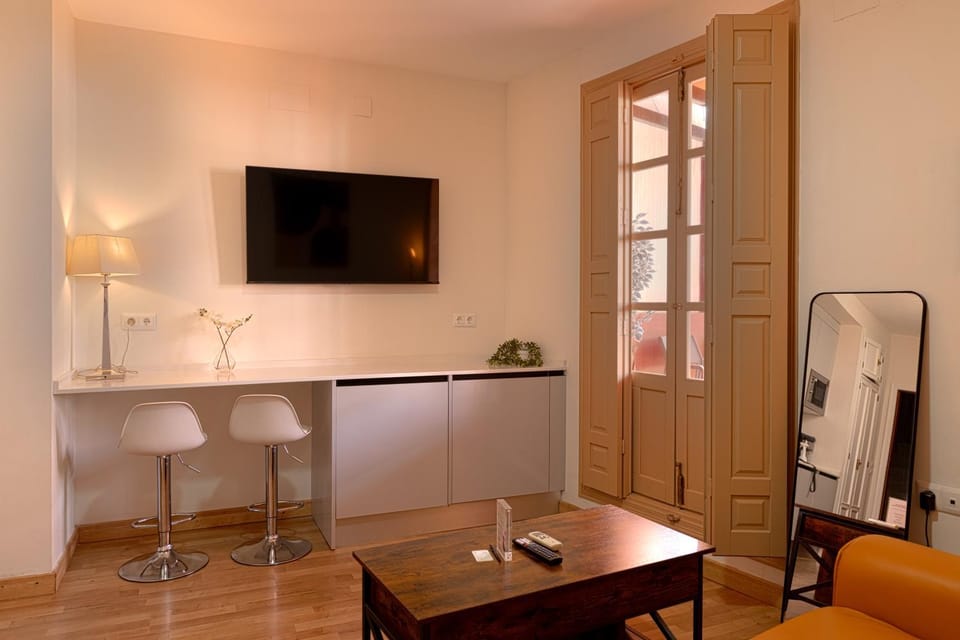 TV and multimedia, Kitchen or kitchenette, Living room, Seating area, Dining area