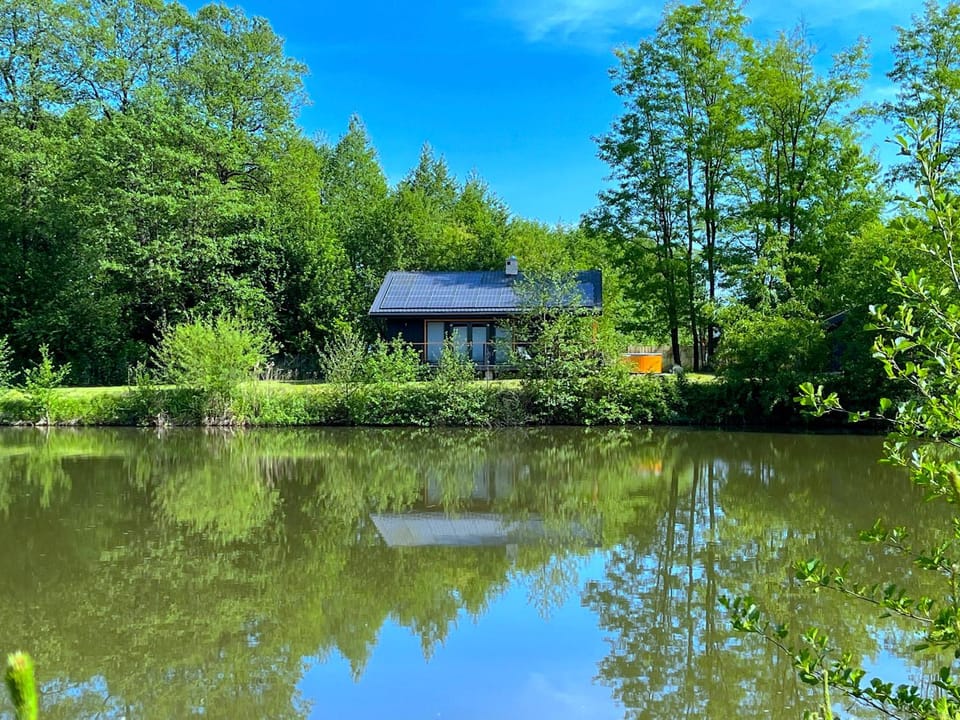 Property building, Day, Natural landscape, Garden, Hot Tub, Lake view
