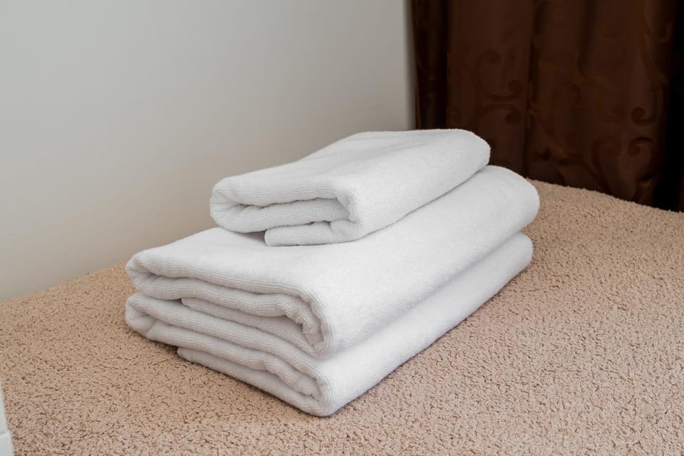 Bed, towels