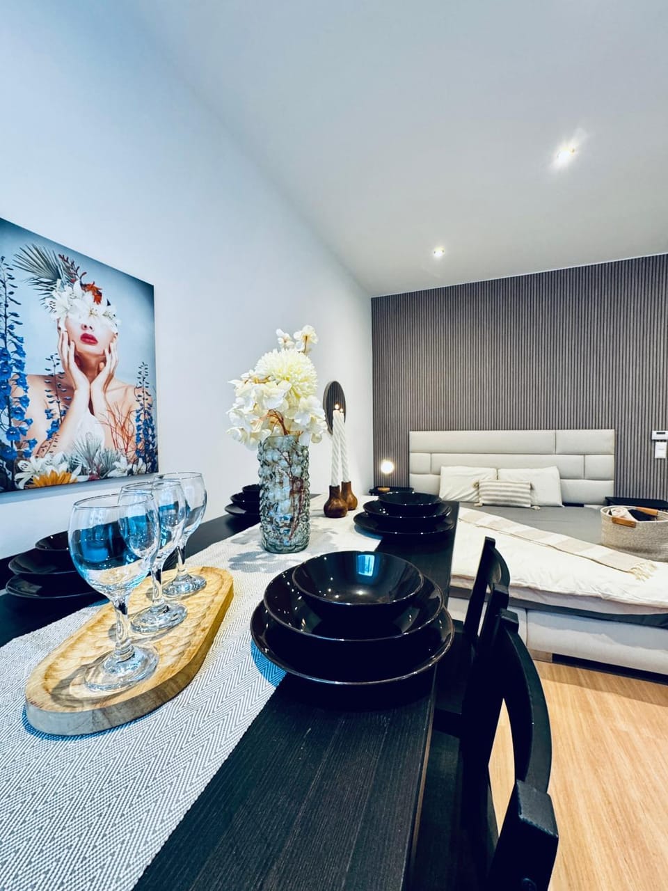 Bed, TV and multimedia, Seating area, Dining area, Bedroom, Food
