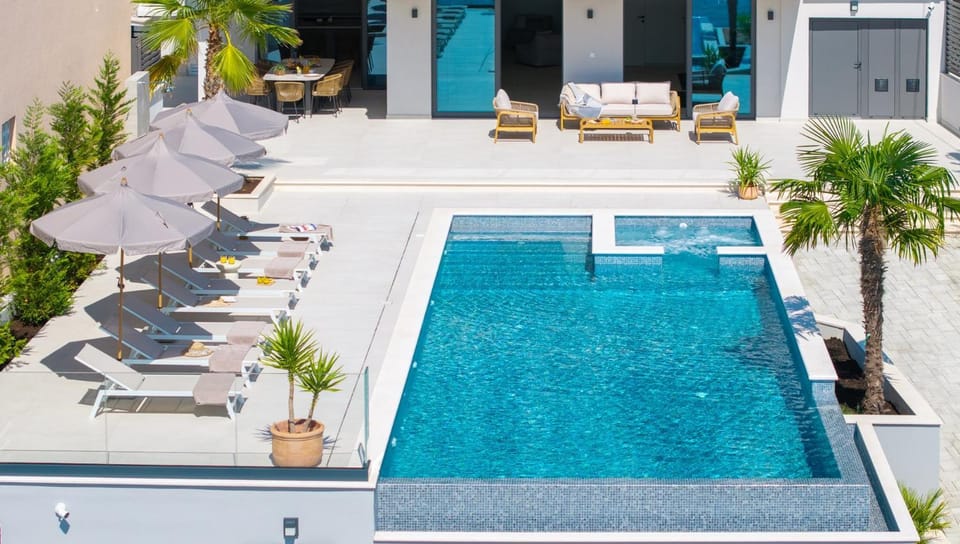Pool view, Swimming pool, sunbed
