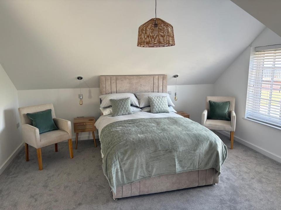 Bed, Photo of the whole room, Bedroom