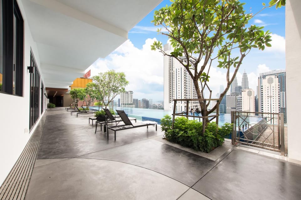 Property building, Balcony/Terrace, City view, Swimming pool