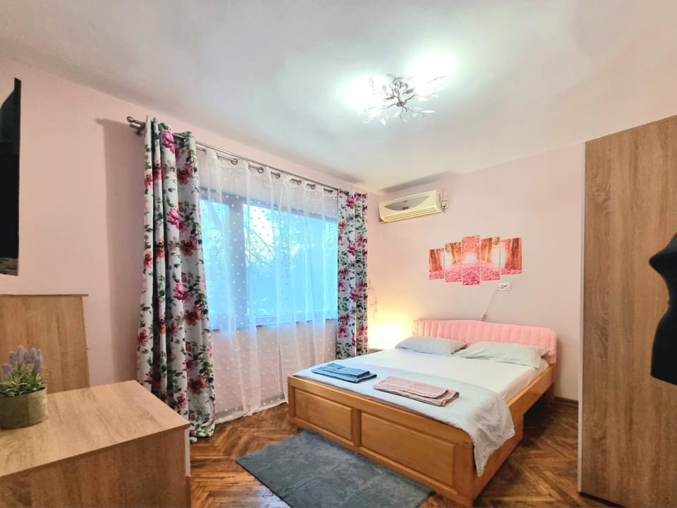 Bed, Photo of the whole room, Bedroom, towels, wardrobe, air conditioner