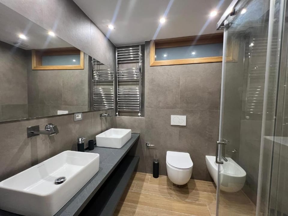 Shower, Toilet, Bathroom, bidet, towels