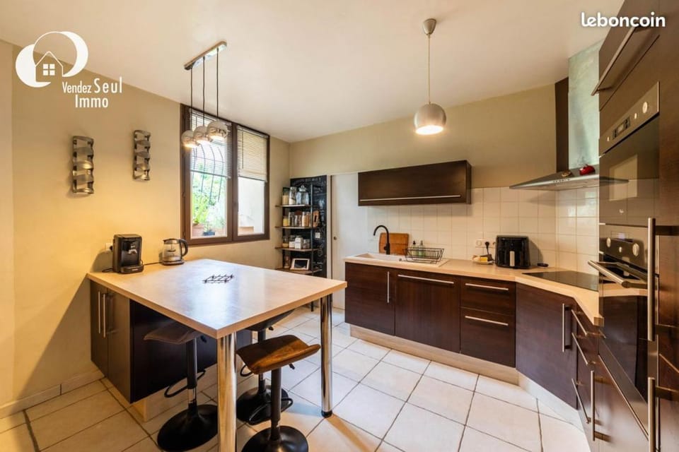 Coffee/tea facilities, Dining area, dishwasher, oven, stove, toaster