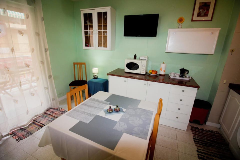 Coffee/tea facilities, Kitchen or kitchenette, Living room, Photo of the whole room, Seating area, Dining area