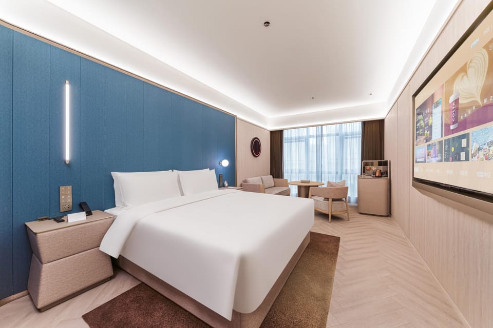 Bed, Living room, Photo of the whole room, Seating area, Bedroom
