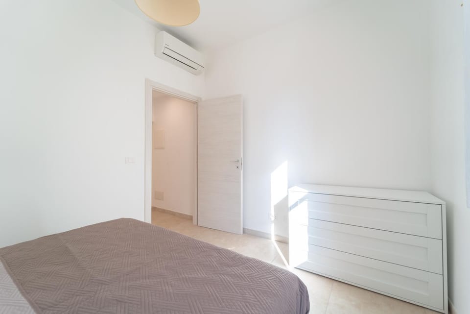Bed, Photo of the whole room, Bedroom, wardrobe, air conditioner