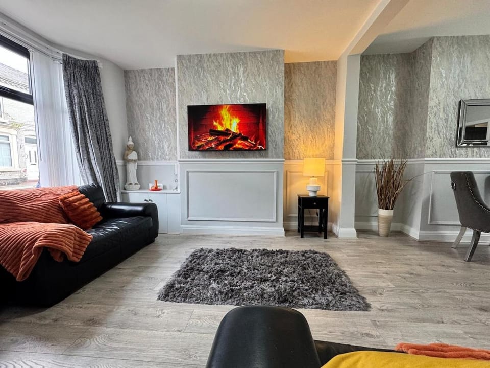 Garden, Free Parking, Smart TV, Self Check in House in Liverpool