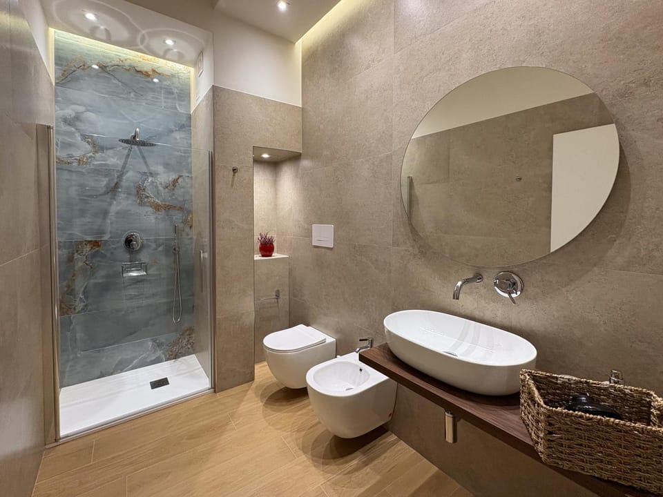 Shower, Toilet, Bathroom, bidet, towels