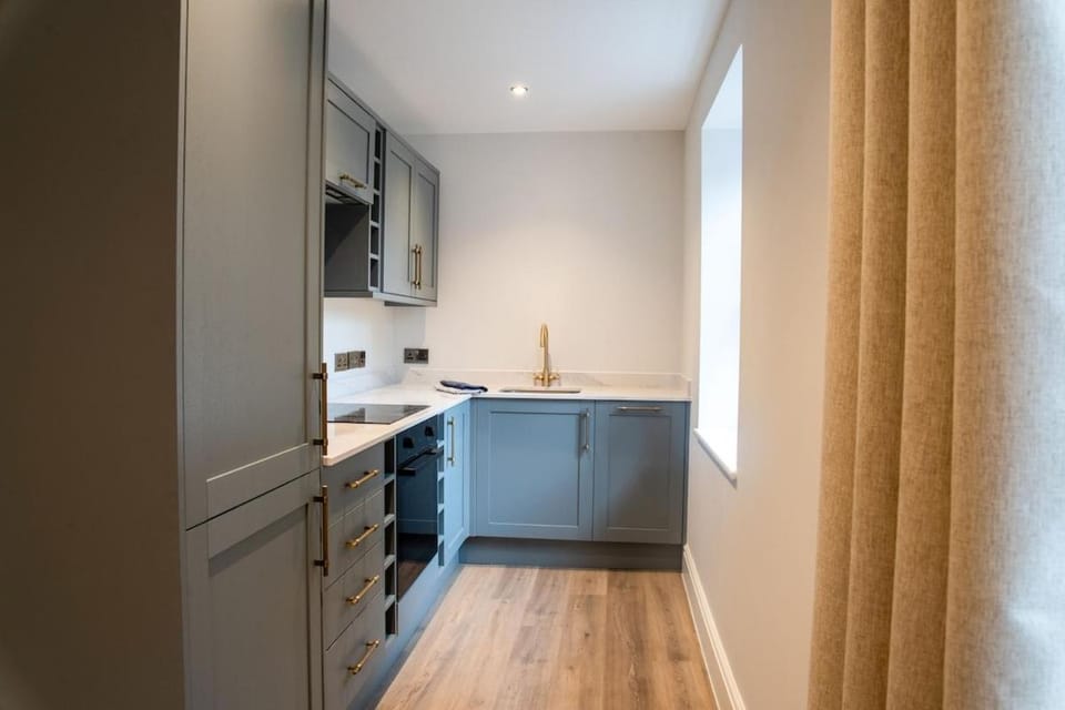 Flat 8-1 BR private parking Apartment in Newport