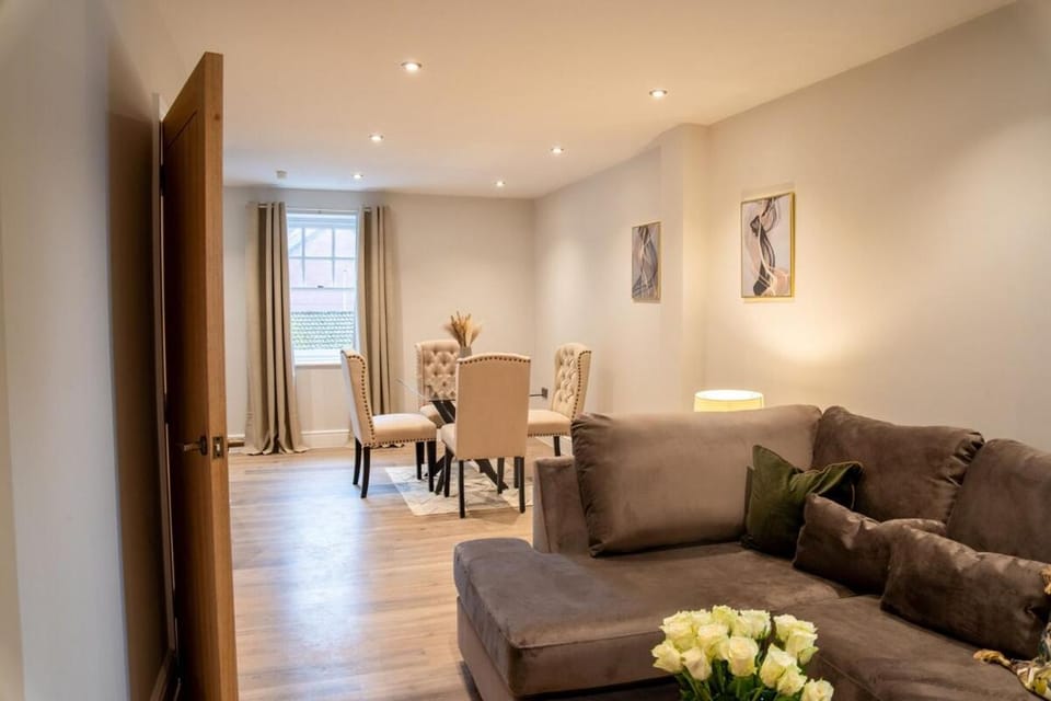 Flat 8-1 BR private parking Apartment in Newport