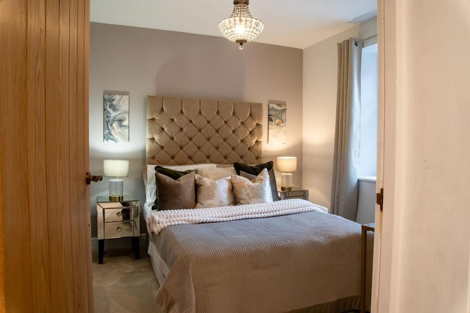 Flat 8-1 BR private parking Apartment in Newport
